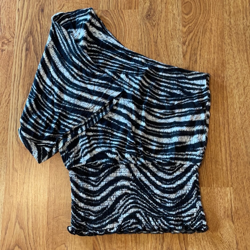 One shoulder Top - Picture 2 of 4